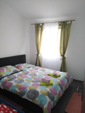 Apartments Sara & Kike With Sea View, Brodarica